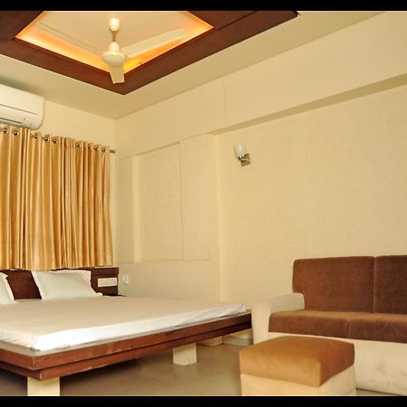 Tulsi Motel Nadiad Экстерьер фото