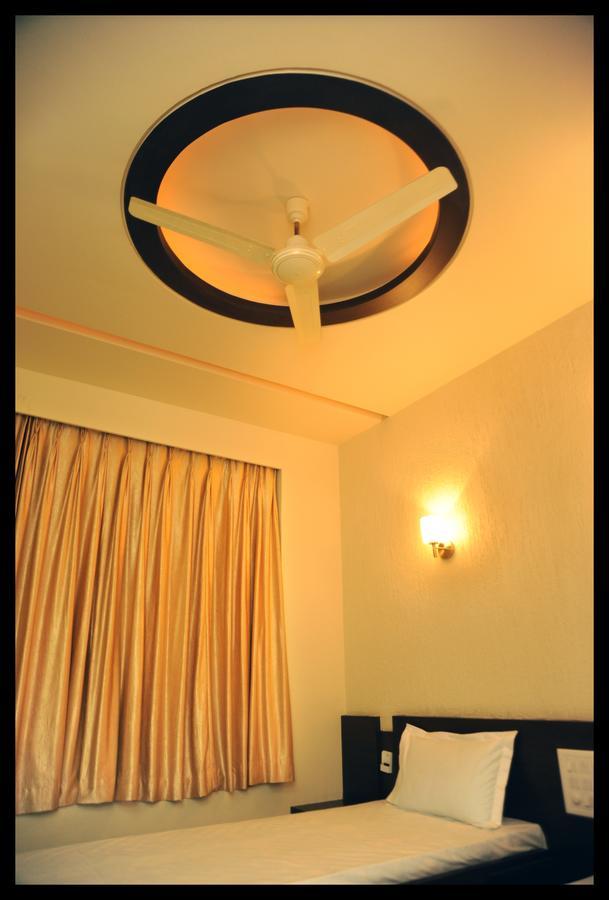 Tulsi Motel Nadiad Экстерьер фото
