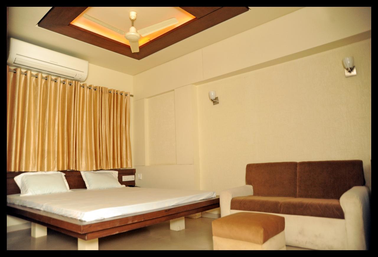 Tulsi Motel Nadiad Экстерьер фото